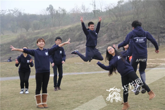 聂雨佳(左二)等项目学生参加BBQ活动